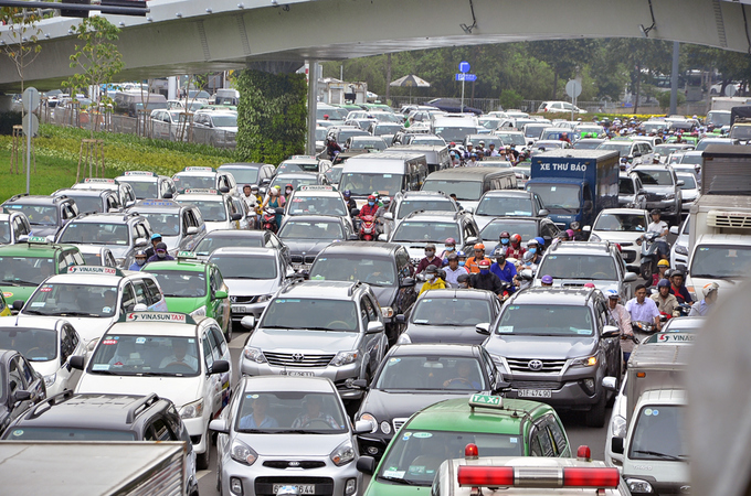 Nhiều đường quanh sân bay Tân Sơn Nhất kẹt hơn 4 giờ