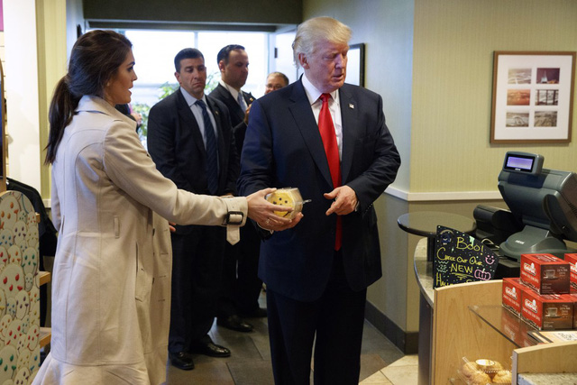 Cố vấn truyền thông xinh đẹp và quyền lực của ông Trump