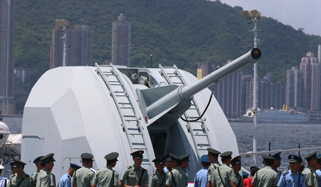 Tàu sân bay Liêu Ninh lần đầu tới Hong Kong