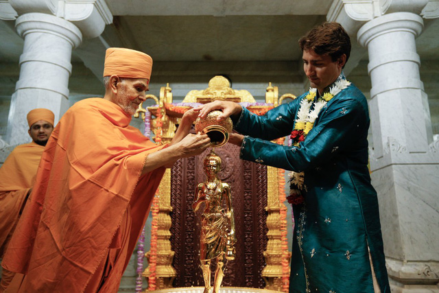 Thủ Tướng Canada mặc trang phục Ấn Độ gặp tín đồ đạo Hindu