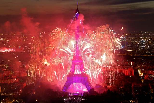 Pháo hoa rợp trời Paris mừng Quốc khánh Pháp