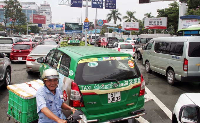 Nhiều đường quanh sân bay Tân Sơn Nhất kẹt hơn 4 giờ
