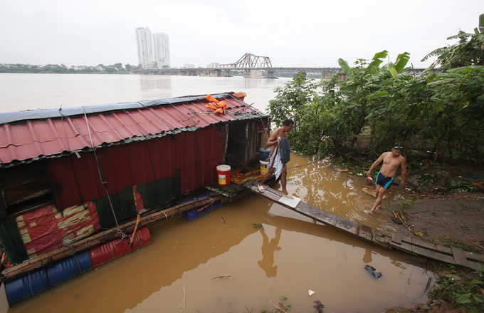 Người dân đổ về cầu Long Biên bơi lội khi nước lên cao