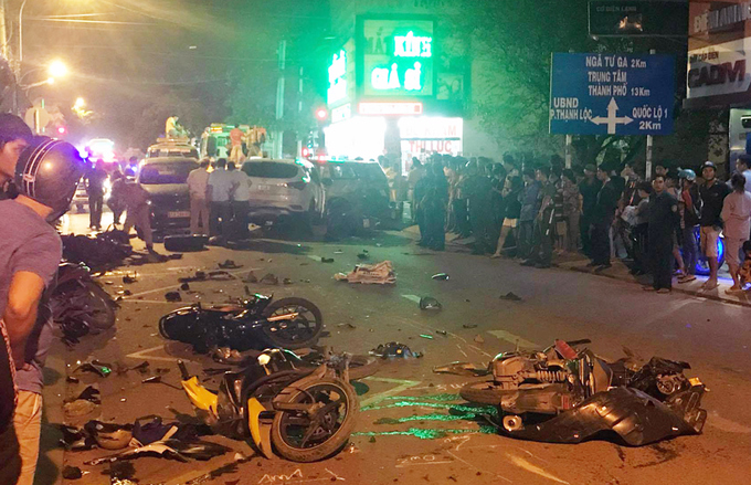 Ngổn ngang tại nơi 13 xe tông liên hoàn, hai người chết