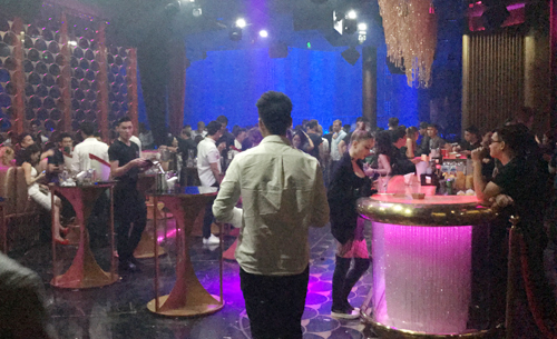 Nữ tiếp viên mặc áo dài trình diễn trong karaoke ở Sài Gòn