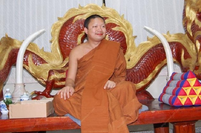 Lối sống của nhà sư ăn chơi khét tiếng Thái Lan