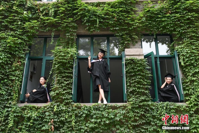Lễ tốt nghiệp tại học viện nhiều mỹ nữ nhất Trung Quốc