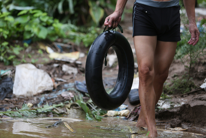 Người dân đổ về cầu Long Biên bơi lội khi nước lên cao
