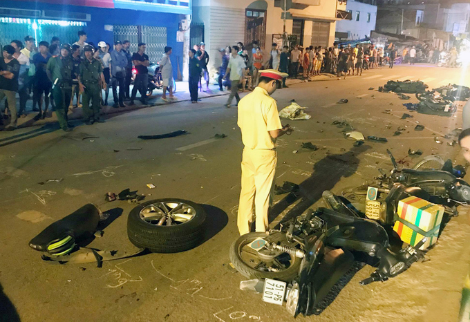 Ngổn ngang tại nơi 13 xe tông liên hoàn, hai người chết