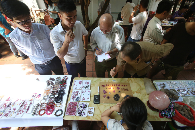 Chợ phiên đá quý nhộn nhịp giữa Thủ đô