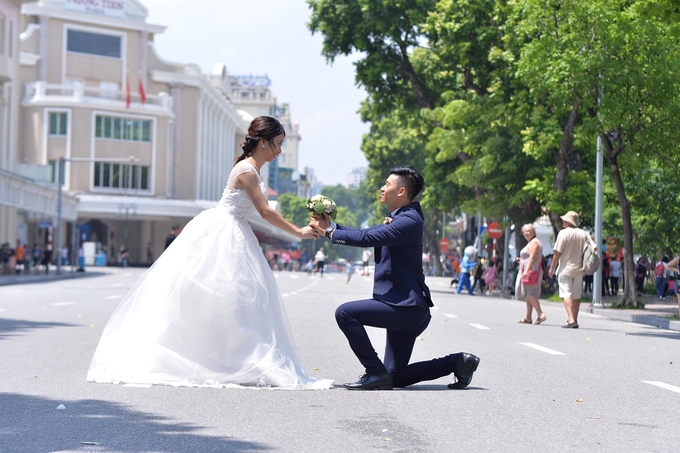 Gần 70 cặp đôi chụp ảnh cưới tập thể tại Hà Nội và Sài Gòn