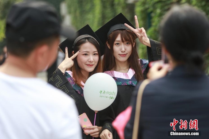 Lễ tốt nghiệp tại học viện nhiều mỹ nữ nhất Trung Quốc