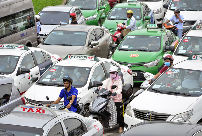 Nhiều đường quanh sân bay Tân Sơn Nhất kẹt hơn 4 giờ