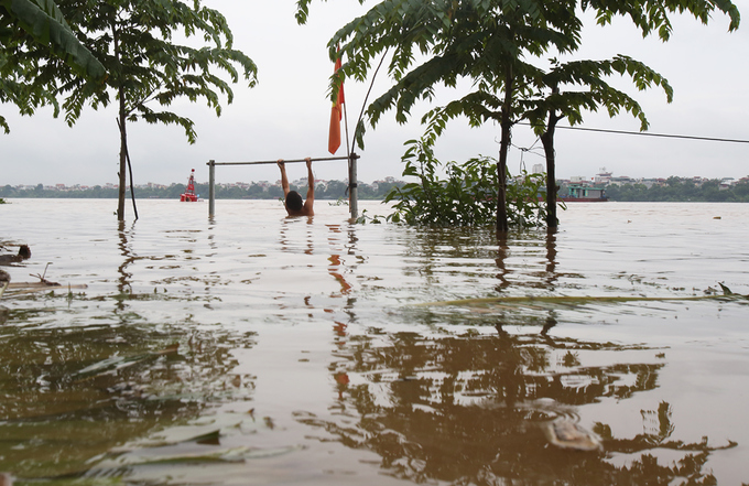 Người dân đổ về cầu Long Biên bơi lội khi nước lên cao