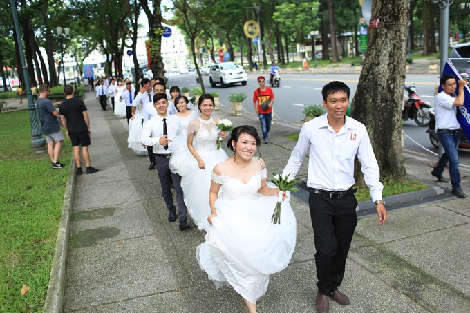 Gần 70 cặp đôi chụp ảnh cưới tập thể tại Hà Nội và Sài Gòn