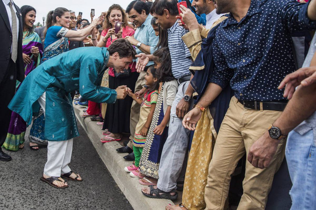 Thủ Tướng Canada mặc trang phục Ấn Độ gặp tín đồ đạo Hindu