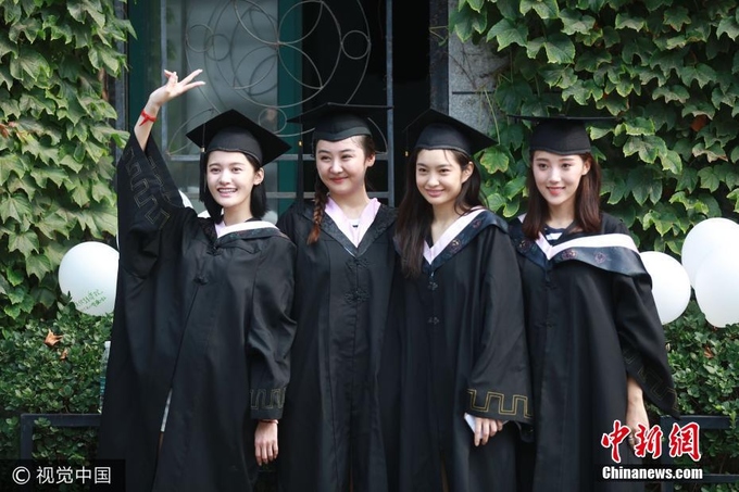 Lễ tốt nghiệp tại học viện nhiều mỹ nữ nhất Trung Quốc