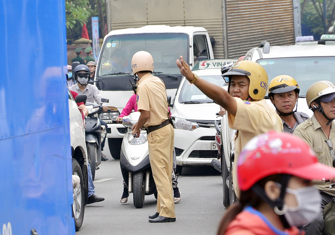 Nhiều đường quanh sân bay Tân Sơn Nhất kẹt hơn 4 giờ