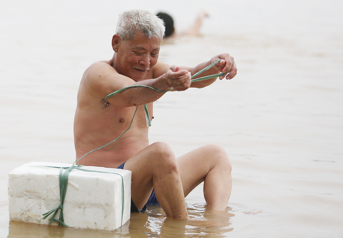 Người dân đổ về cầu Long Biên bơi lội khi nước lên cao