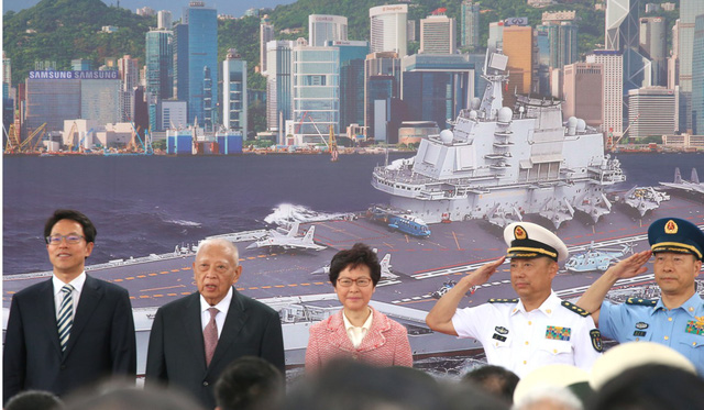 Tàu sân bay Liêu Ninh lần đầu tới Hong Kong