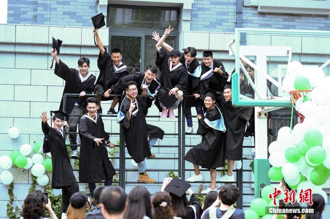 Lễ tốt nghiệp tại học viện nhiều mỹ nữ nhất Trung Quốc