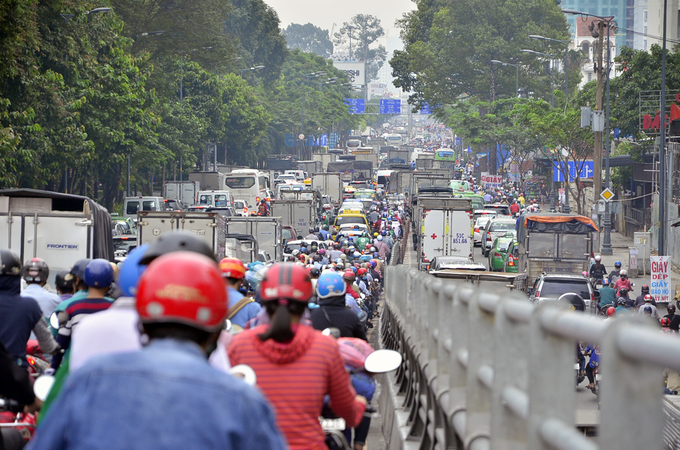 Nhiều đường quanh sân bay Tân Sơn Nhất kẹt hơn 4 giờ