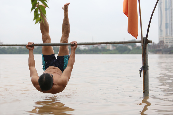 Người dân đổ về cầu Long Biên bơi lội khi nước lên cao