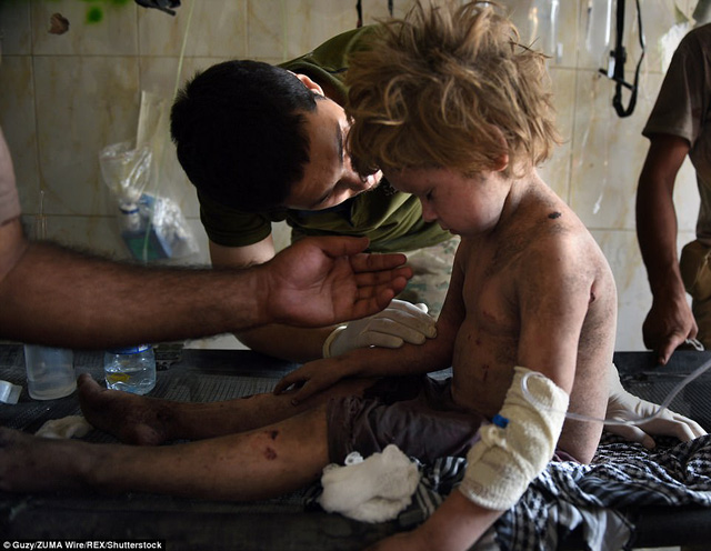 Những đứa trẻ bị IS bỏ lại trong đống đổ nát ở thành phố Mosul