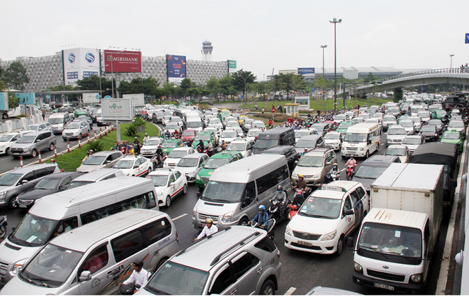 Nhiều đường quanh sân bay Tân Sơn Nhất kẹt hơn 4 giờ