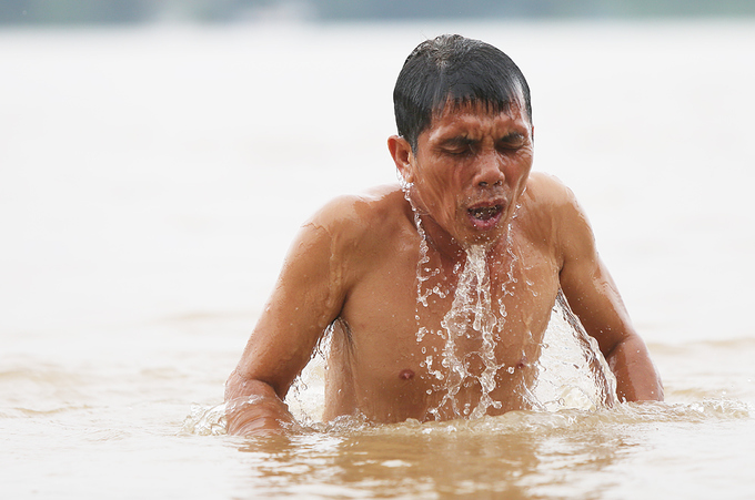 Người dân đổ về cầu Long Biên bơi lội khi nước lên cao