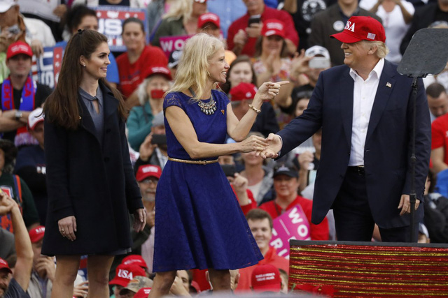 Cố vấn truyền thông xinh đẹp và quyền lực của ông Trump