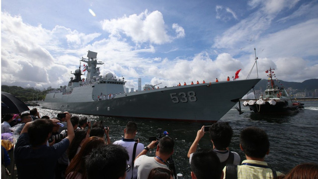 Tàu sân bay Liêu Ninh lần đầu tới Hong Kong