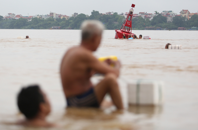 Người dân đổ về cầu Long Biên bơi lội khi nước lên cao