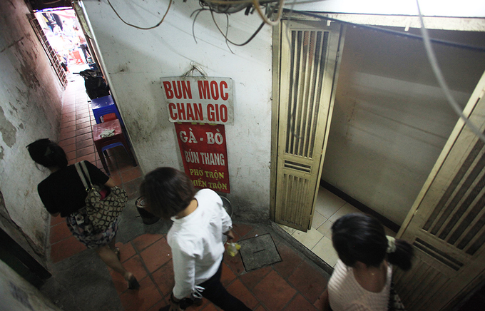 Những ngõ nhỏ chỉ một người đi lọt trong phố cổ Hà Nội