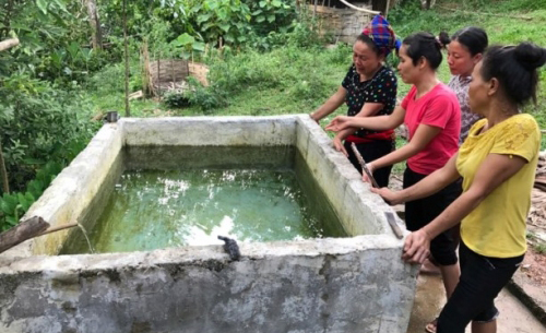 Cha đổ gục khi thấy hai con nhỏ chết trong bể nước