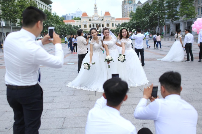 Gần 70 cặp đôi chụp ảnh cưới tập thể tại Hà Nội và Sài Gòn