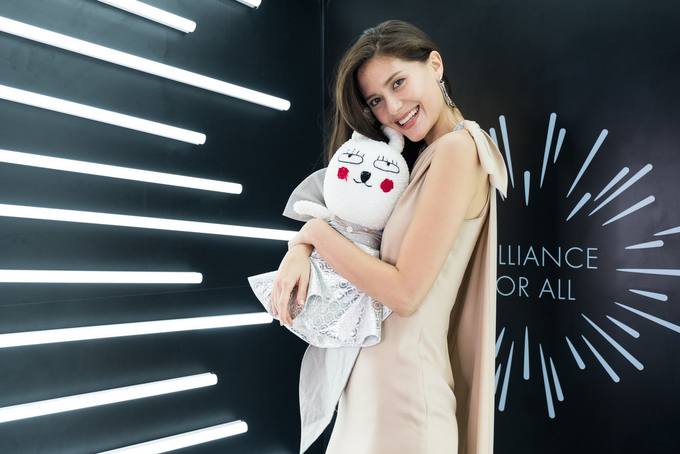 Vẻ đẹp lai của tân Hoa hậu Hoàn vũ Thái Lan