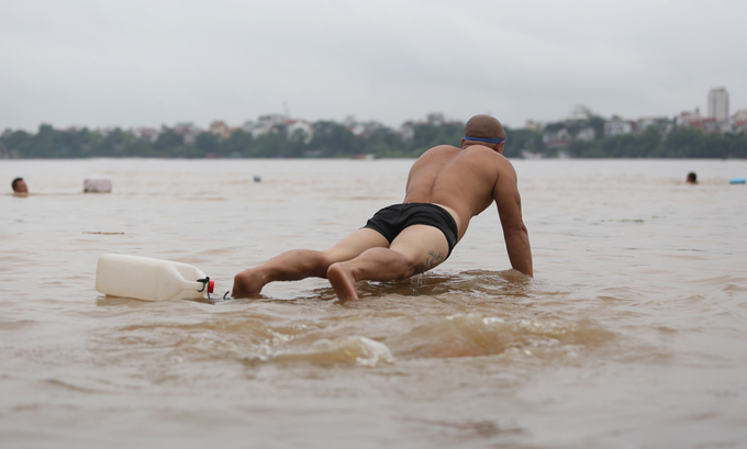 Người dân đổ về cầu Long Biên bơi lội khi nước lên cao