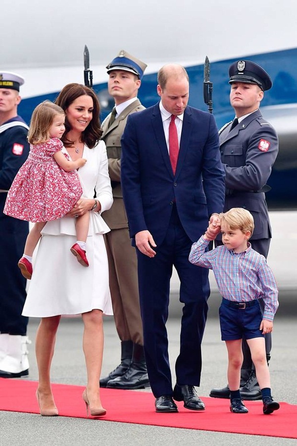 Váy áo bình dân của công chúa Charlotte, hoàng tử George