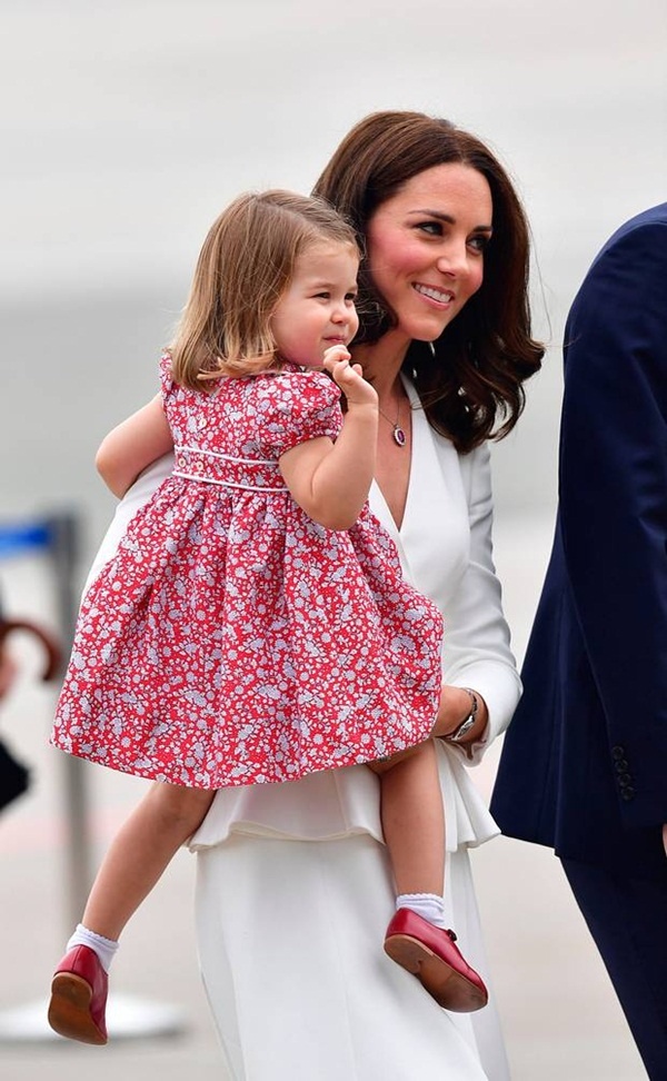 Váy áo bình dân của công chúa Charlotte, hoàng tử George