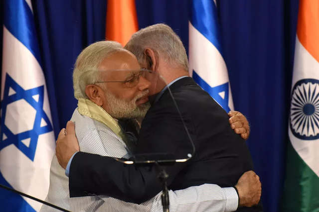 Thủ tướng Ấn Độ xắn quần dạo biển cùng lãnh đạo Israel