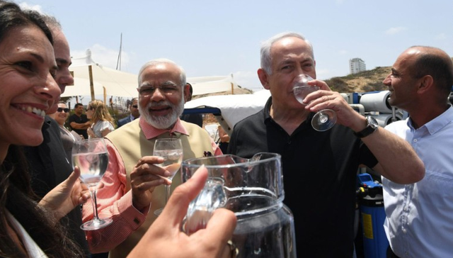 Thủ tướng Ấn Độ xắn quần dạo biển cùng lãnh đạo Israel