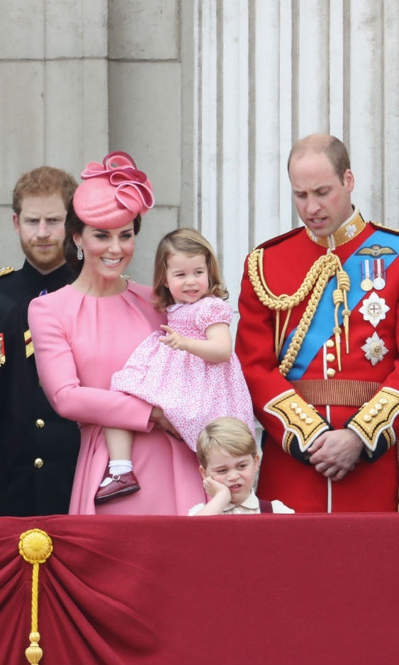 Váy áo bình dân của công chúa Charlotte, hoàng tử George