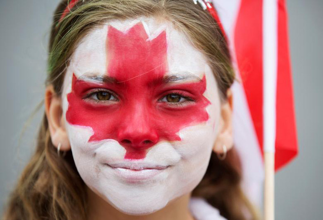 3.600 người xếp hình lá phong kỷ niệm 150 năm Quốc khánh Canada