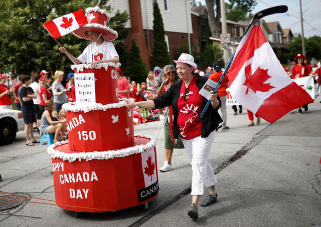3.600 người xếp hình lá phong kỷ niệm 150 năm Quốc khánh Canada