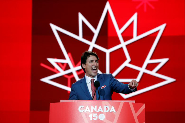 3.600 người xếp hình lá phong kỷ niệm 150 năm Quốc khánh Canada