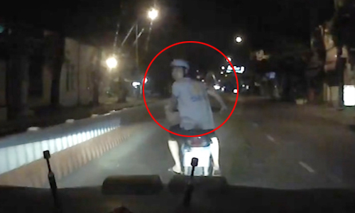 Tài xế 'dằn mặt' thanh niên đánh võng chặn đầu ôtô