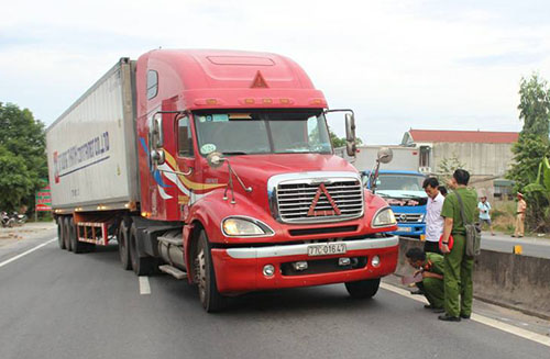 Tài xế xe container hất văng cảnh sát xuống đường bị bắt