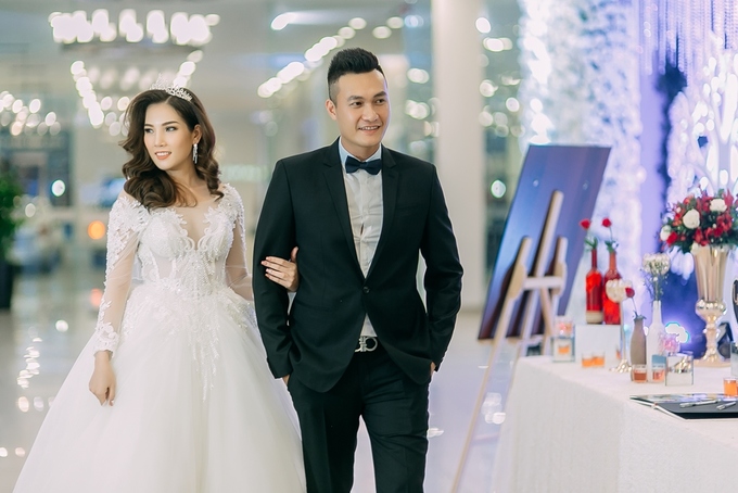 Người mẫu Quang Thịnh hôn cô dâu miền Tây trong lễ cưới