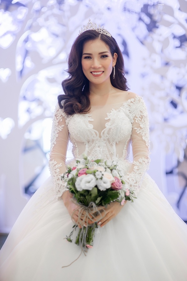 Người mẫu Quang Thịnh hôn cô dâu miền Tây trong lễ cưới